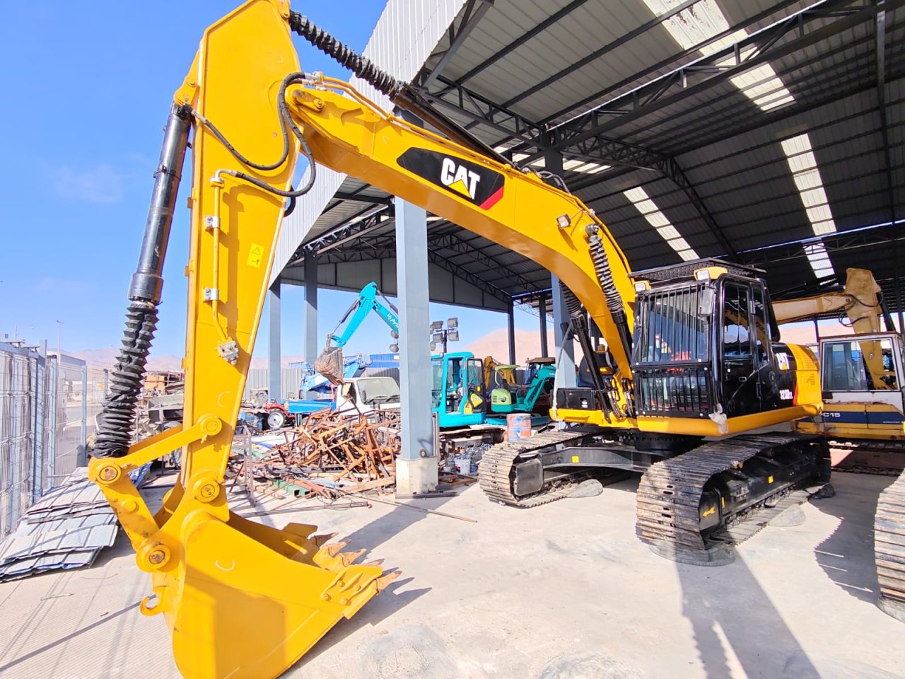 EXCAVADORA 323D2L