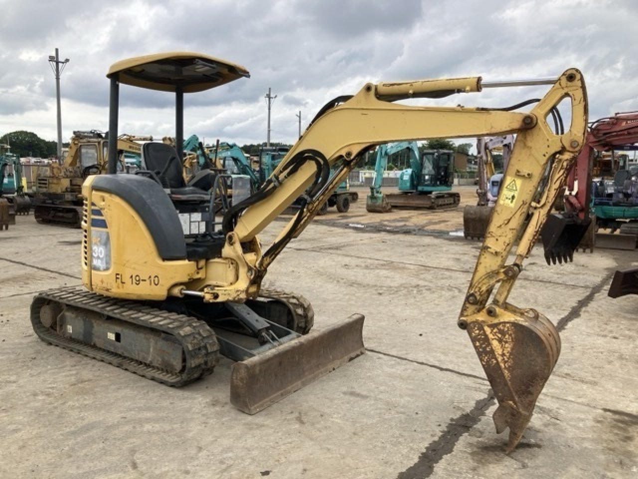 KOMATSU PC30MR-3